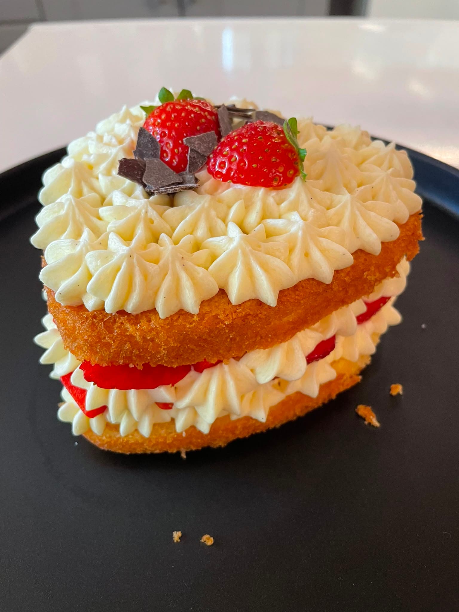 Mini Herz-Torte mit Erdbeeren und Schokolade