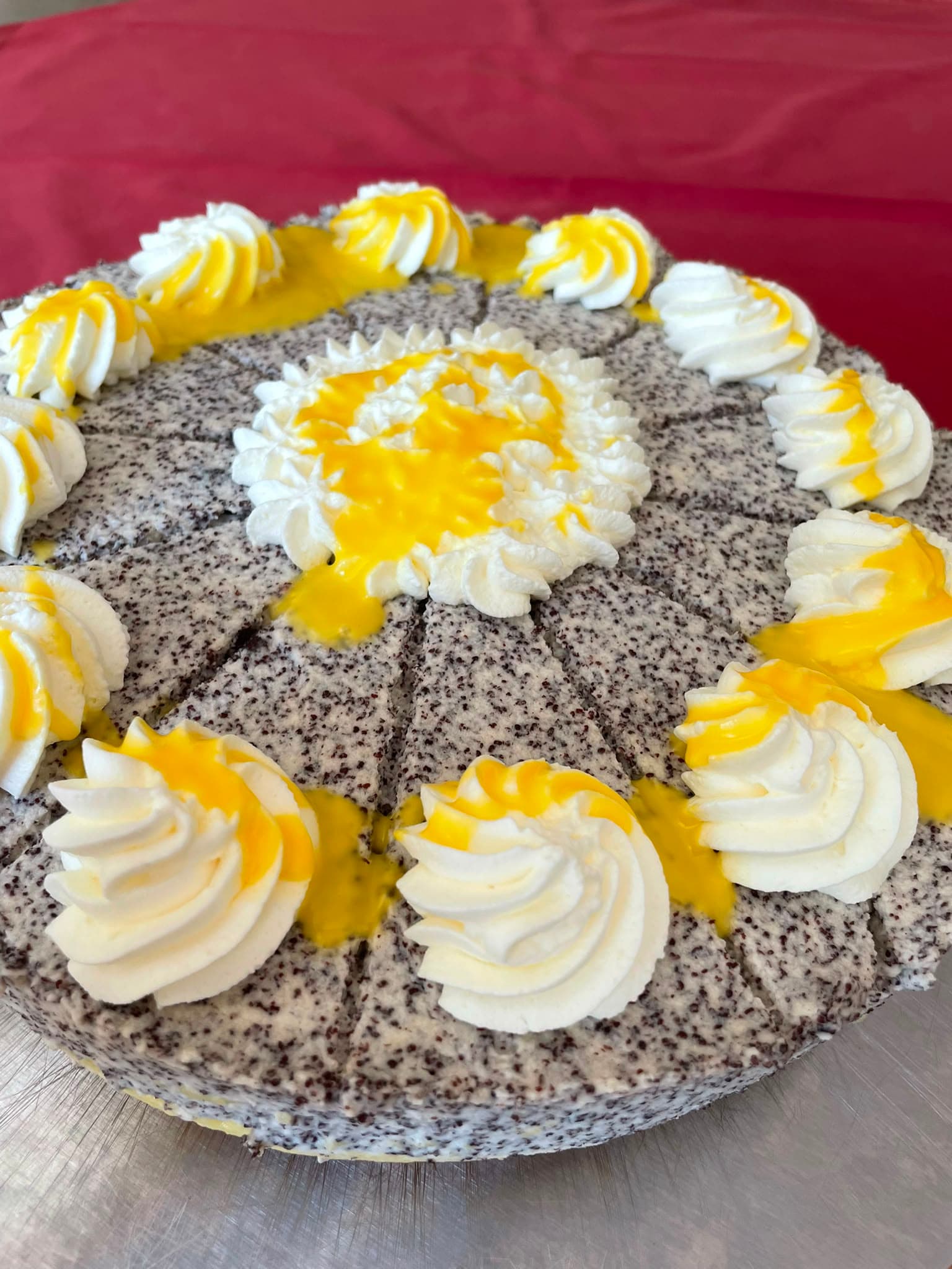 Mohntorte mit Maracuja-Sahnetupfen